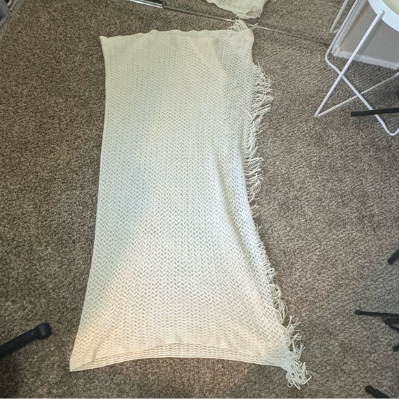 NWOT Cream Thin Decor Throw Blanket - Picture 9 of 15